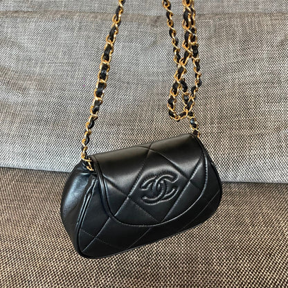 Chanel 2026 Vintage Coco Matelasse Flap Bag With Chain 22cm Black Calfskin
